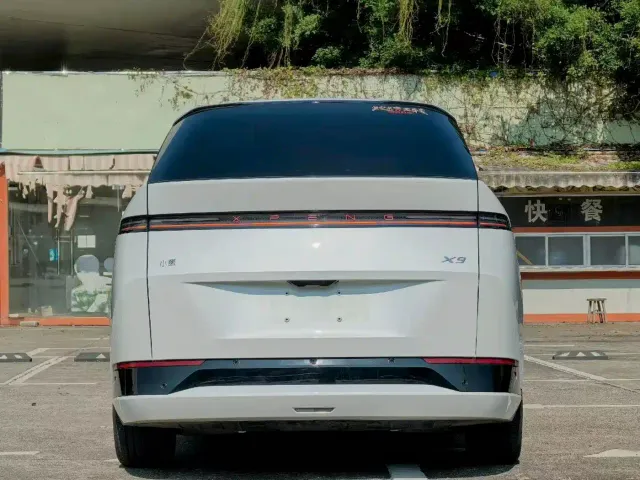 Xpeng X9 — Фото автомобиля 5