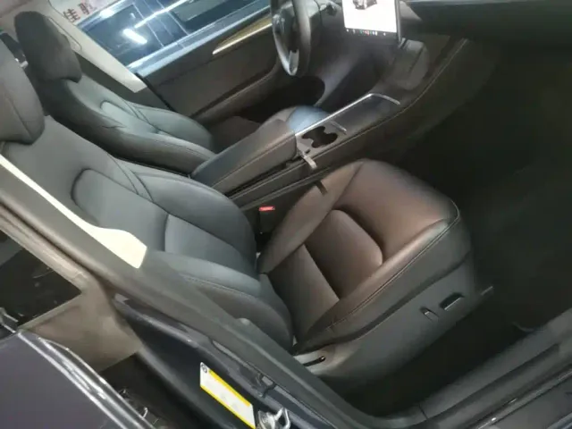 Tesla Model Y — Фото автомобиля 24