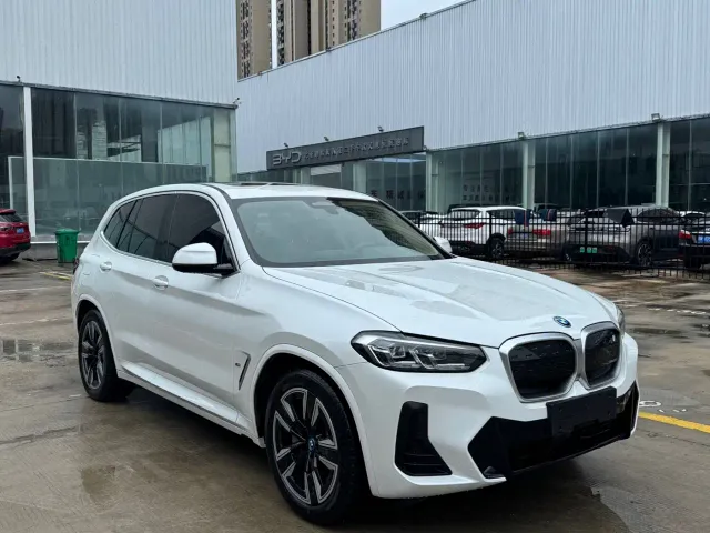 BMW iX3 — Фото автомобиля 3