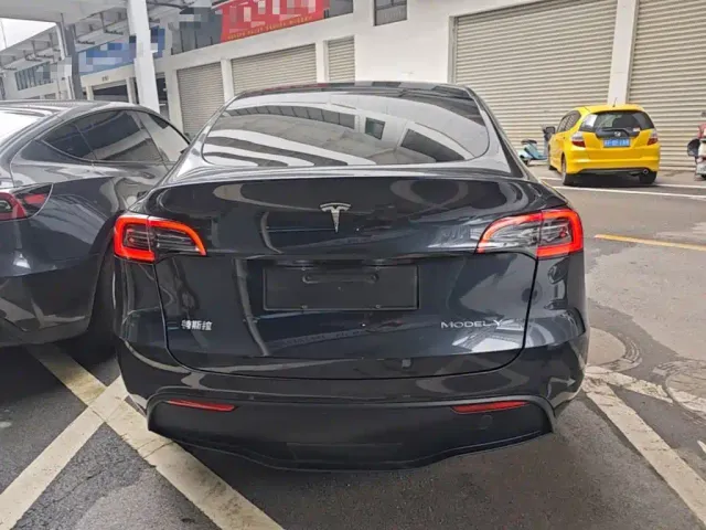 Tesla Model Y — Фото автомобиля 5