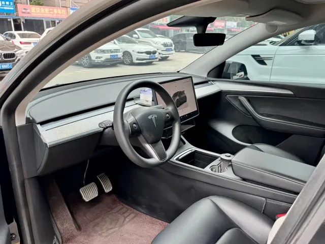 Tesla Model Y — Фото автомобиля 4
