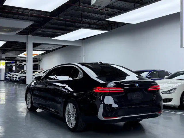 BMW 5 Series — Фото автомобиля 26