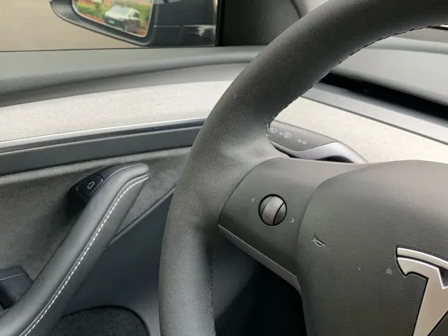 Tesla Model Y — Фото автомобиля 24