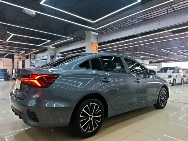 Roewe i5 — Фото автомобиля 6