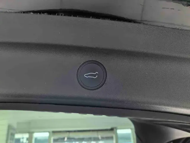 Tesla Model Y — Фото автомобиля 9