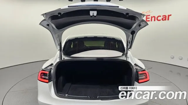 Tesla Model 3 — Фото автомобиля 16