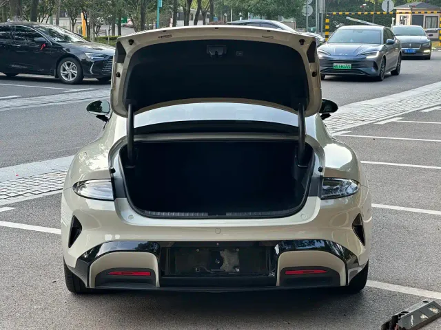 Xiaomi SU7 — Фото автомобиля 21