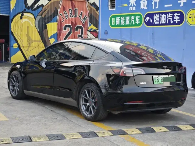 Tesla Model 3 — Фото автомобиля 5