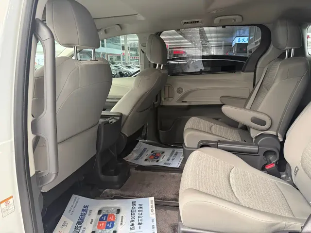 Toyota Sienna — Фото автомобиля 5