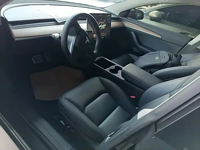 Tesla Model 3 — Фото автомобиля 14