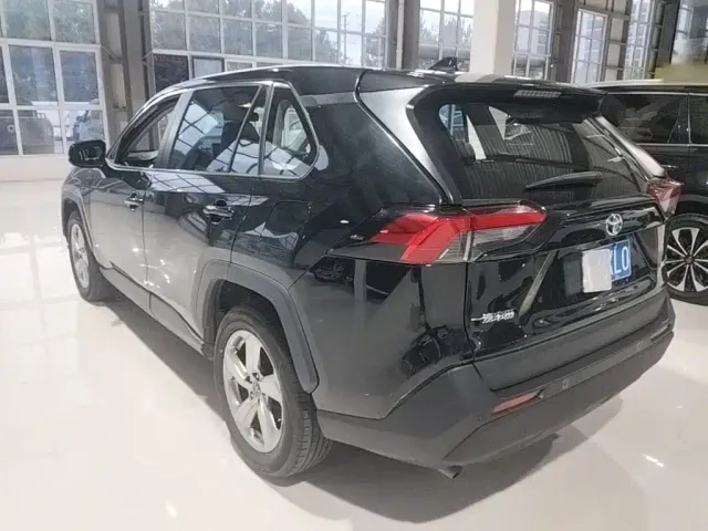 Toyota RAV4 — Фото автомобиля 4