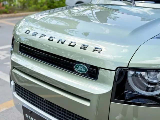 Land Rover Defender — Фото автомобиля 12