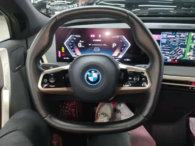 BMW iX — Фото автомобиля 10
