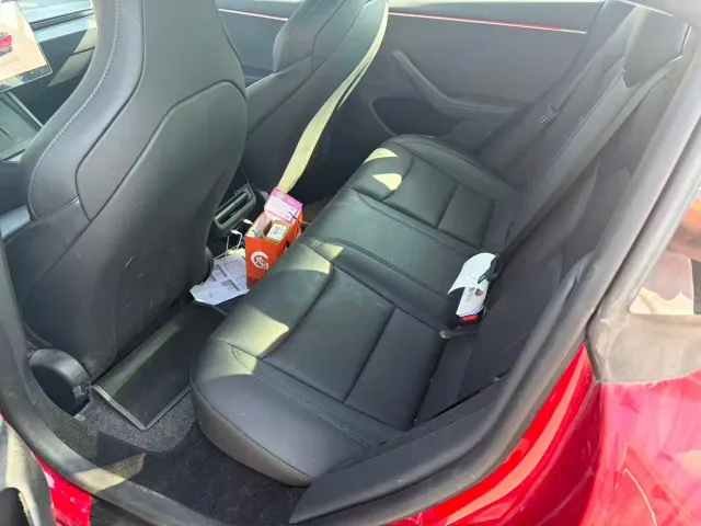 Tesla Model 3 — Фото автомобиля 4