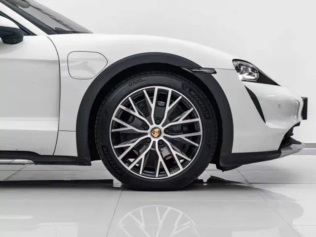 Porsche Taycan — Фото автомобиля 9