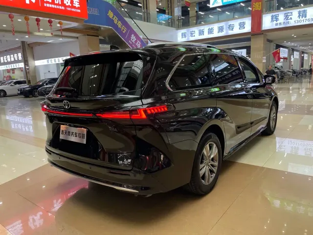 Toyota Sienna — Фото автомобиля 8