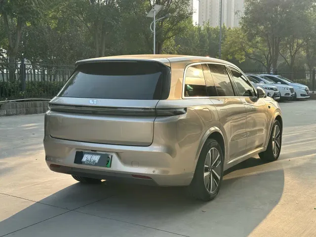 Li Auto L8 — Фото автомобиля 2
