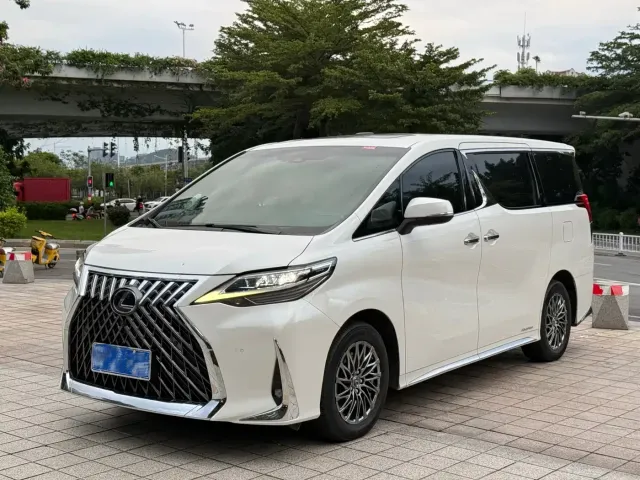 Фотография автомобиля — Lexus LM