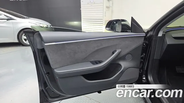 Tesla Model 3 — Фото автомобиля 21