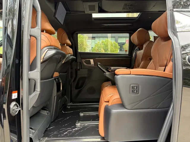 Toyota Alphard — Фото автомобиля 10