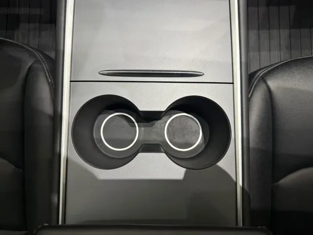 Tesla Model Y — Фото автомобиля 9
