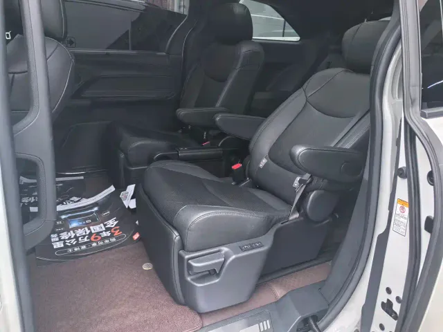 Toyota Sienna — Фото автомобиля 6