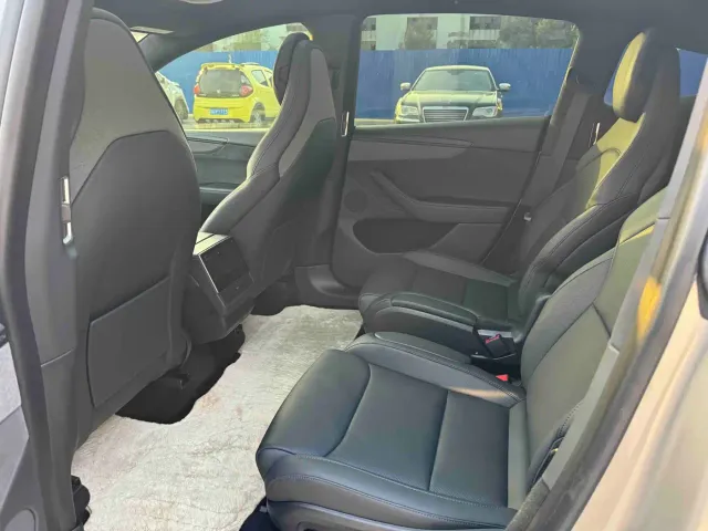 Tesla Model Y L — Фото автомобиля 13