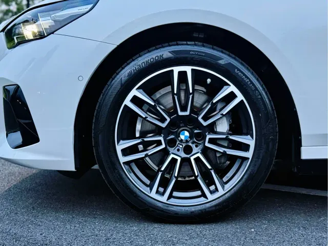 BMW 5 Series — Фото автомобиля 5