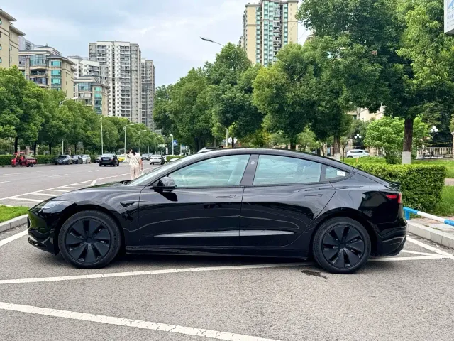 Tesla Model 3 — Фото автомобиля 5