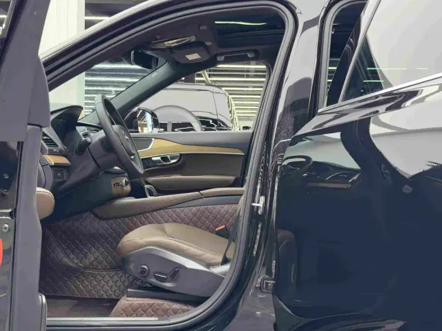 Volvo XC90 — Фото автомобиля 8