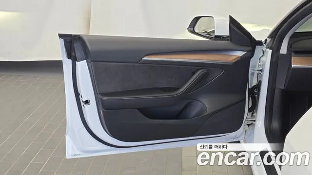 Tesla Model 3 — Фото автомобиля 13
