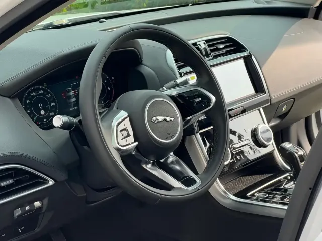 Jaguar XEL — Фото автомобиля 10