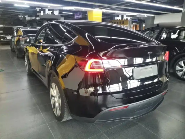 Tesla Model Y — Фото автомобиля 4