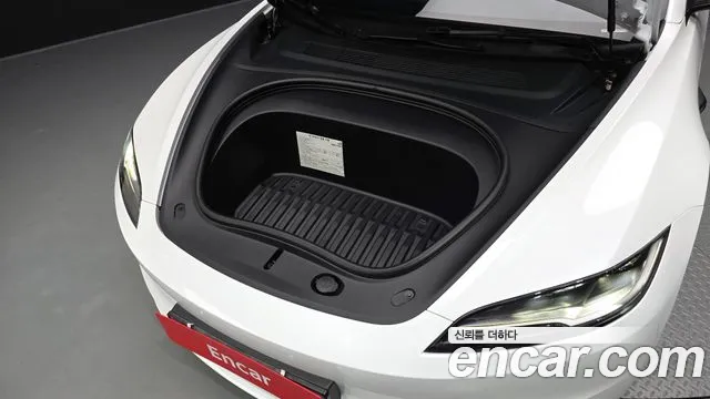 Tesla Model 3 — Фото автомобиля 9