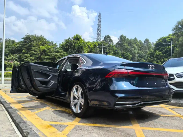 Audi A7L — Фото автомобиля 9