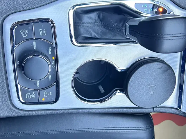 Jeep Grand Cherokee — Фото автомобиля 14