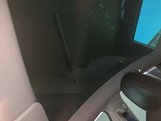 Tesla Model Y — Фото автомобиля 17