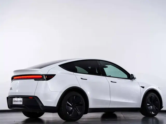 Tesla Model Y — Фото автомобиля 6