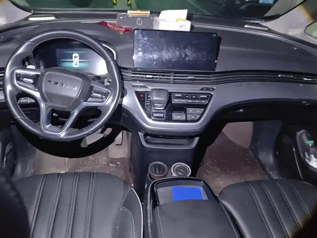 Roewe iMAX8 — Фото автомобиля 12