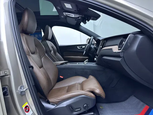 Volvo XC60 — Фото автомобиля 12