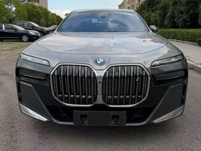 Фотография автомобиля — BMW i7