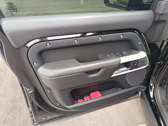Land Rover Defender — Фото автомобиля 11