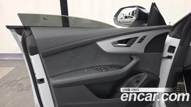 Audi Q8 55 TFSI quattro Premium — Фото автомобиля 21