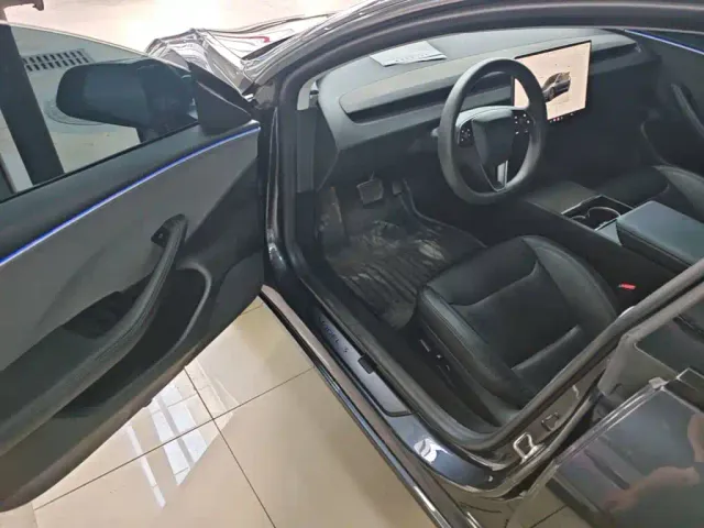 Tesla Model 3 — Фото автомобиля 11