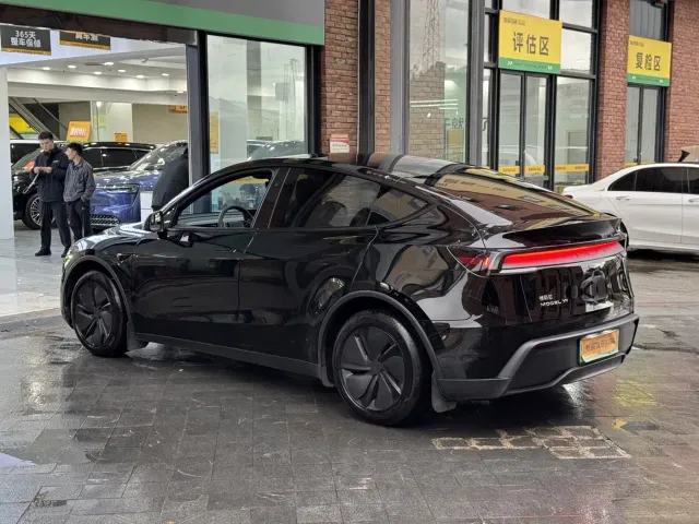 Tesla Model Y — Фото автомобиля 6