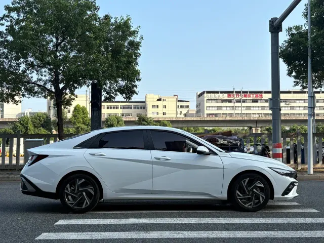 Hyundai Elantra — Фото автомобиля 4