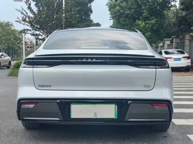 Geely Galaxy E8 — Фото автомобиля 12