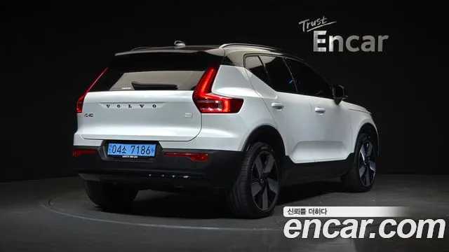 Вольво XC40 — Фото автомобиля 2