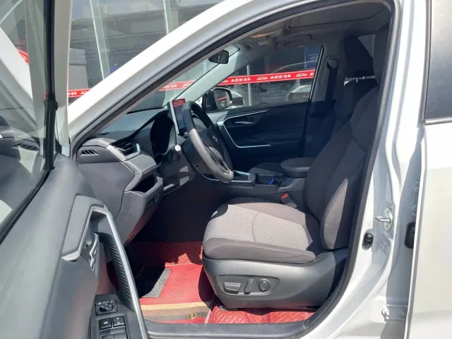 Toyota RAV4 — Фото автомобиля 6