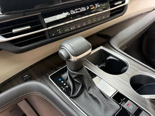 Toyota Sienna — Фото автомобиля 12